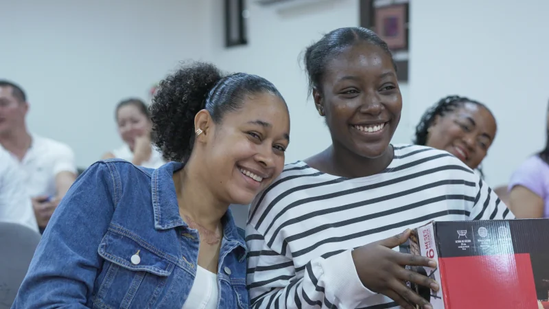 Mujeres rurales emprendedoras sonriendo